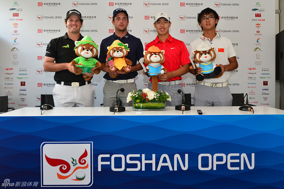 韩祈福、王立伟与本高文三位赛事关键人物在发布会后亲切交流，象征着中欧双方在高尔夫赛事领域紧密而愉快的合作。