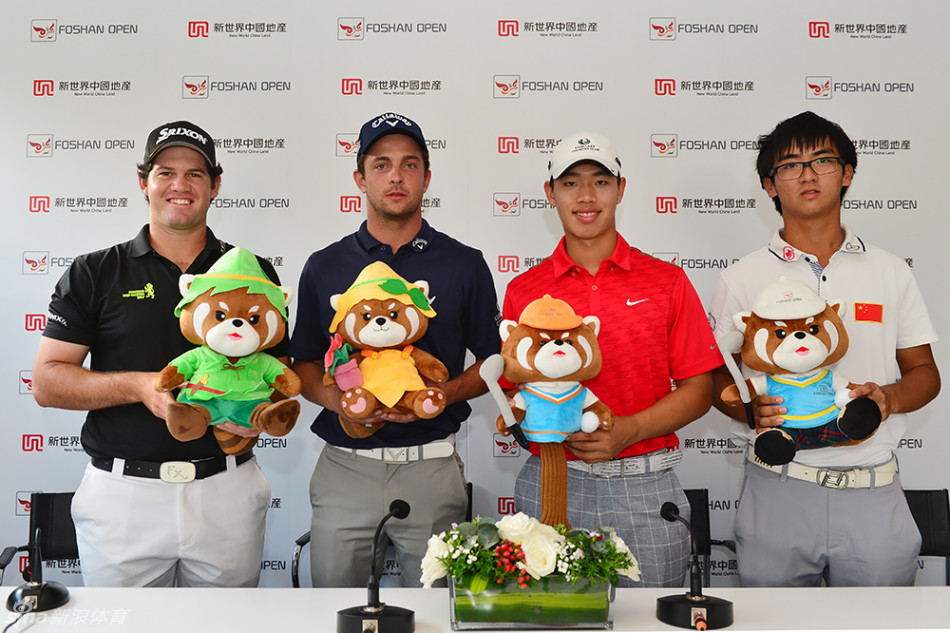 窦泽成与关天朗手持赛事吉祥物，目光坚定地望向前方，展现出对即将到来的挑战胸有成竹的姿态。