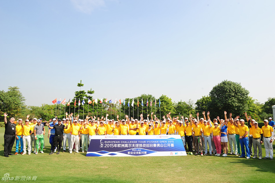 阳光洒在宽阔的球道上,一名球员正以流畅而有力的姿势完成挥杆,白色小球在空中划出优美弧线。