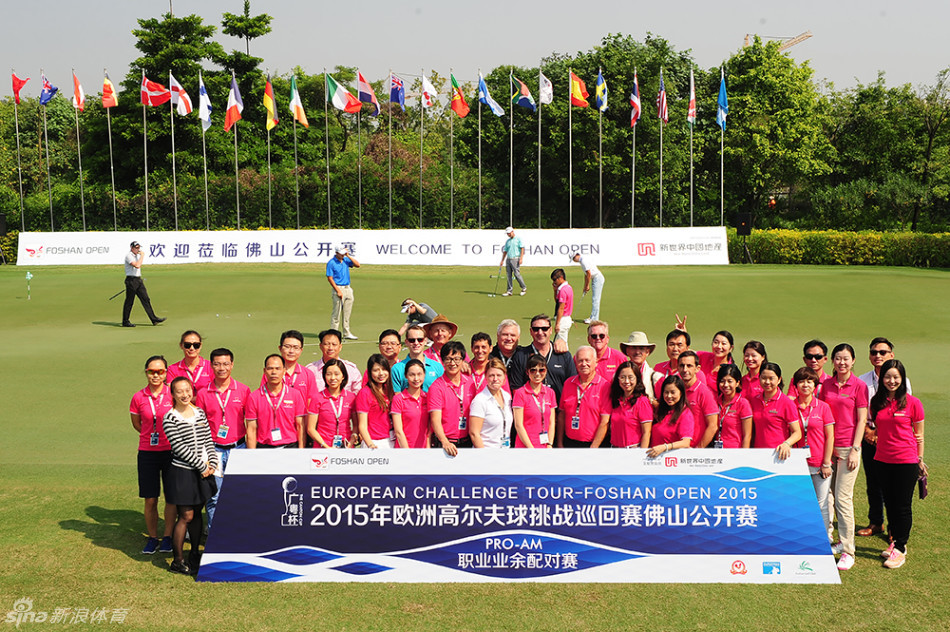 佛山高尔夫球会总经理韩祈福先生面带微笑,郑重宣布职业-业余配对赛正式开始,现场气氛热烈而充满期待。