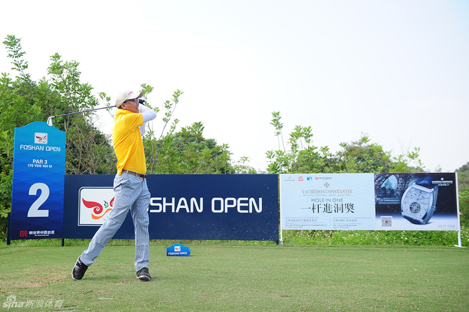 业余球员在职业球员的注视下成功推球入洞,两人击掌庆祝,兴奋之情溢于言表,这一刻超越了比赛的胜负。