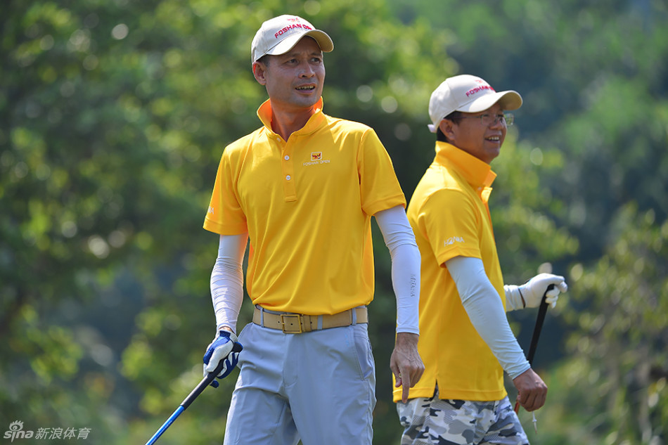 业余球员在果岭边屏息凝神,准备推杆,专注的眼神中流露出对这项运动的无限热忱。