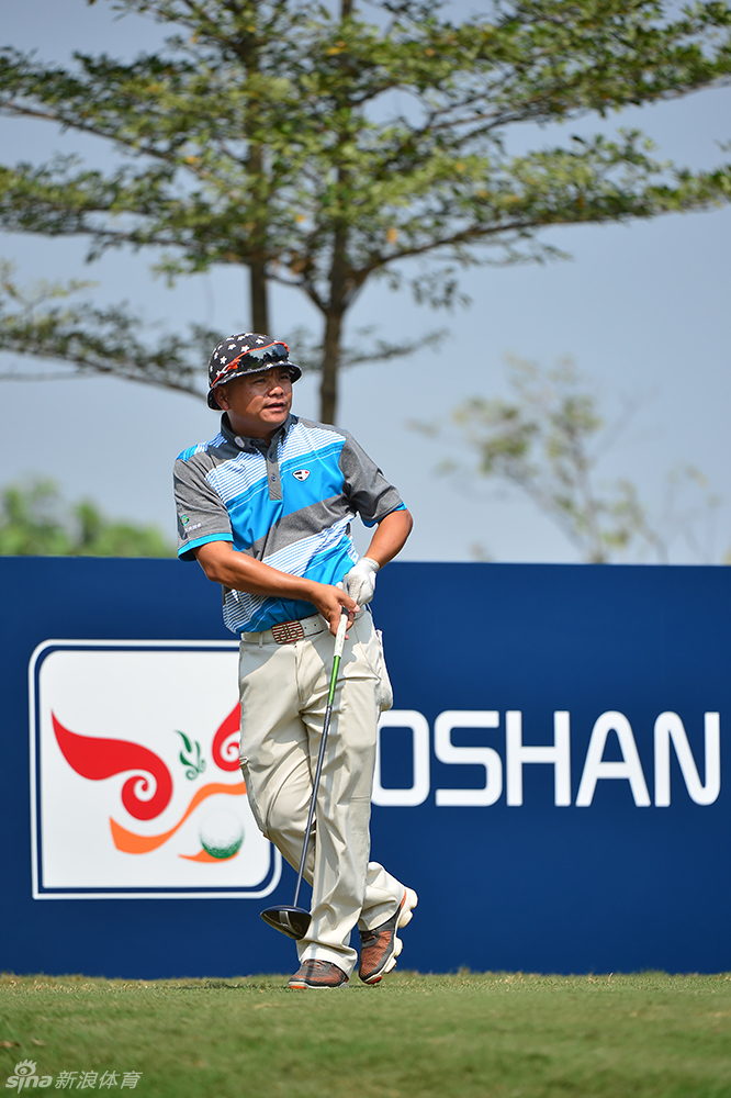 所有参与配对赛的职业与业余球员在开赛前于发球台合影留念,一张大合照定格了不同背景因高尔夫而相聚的难忘瞬间。