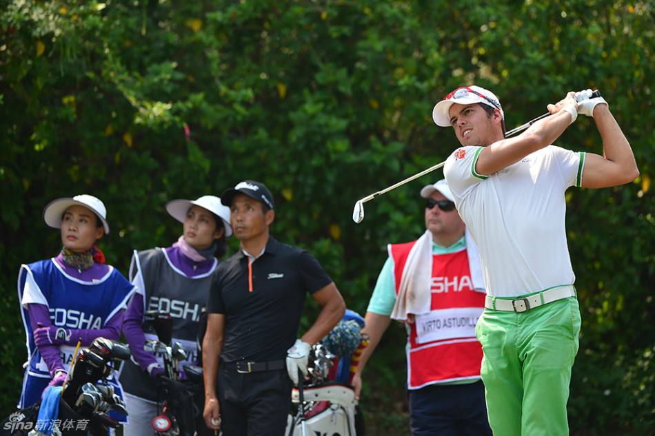 丹麦选手杰夫-温特在果岭边凝神观赛，仿佛一位沉着睿智的观察者，沉浸在比赛的微妙局势中。