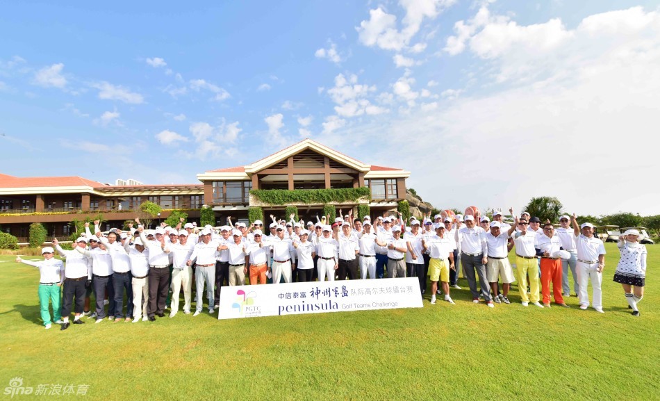 擂台赛开场盛况，彩旗飘扬，队员们精神抖擞列队，迎接即将开始的激烈对决