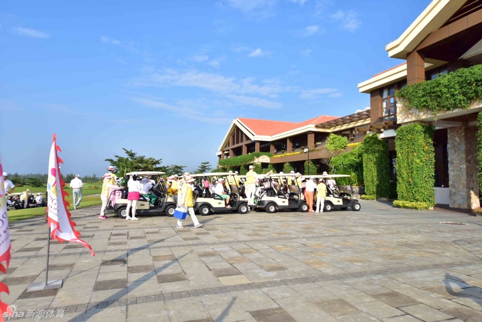 观众聚集在风景如画的球场边，聚精会神地观看比赛，沉浸在高尔夫运动的魅力之中