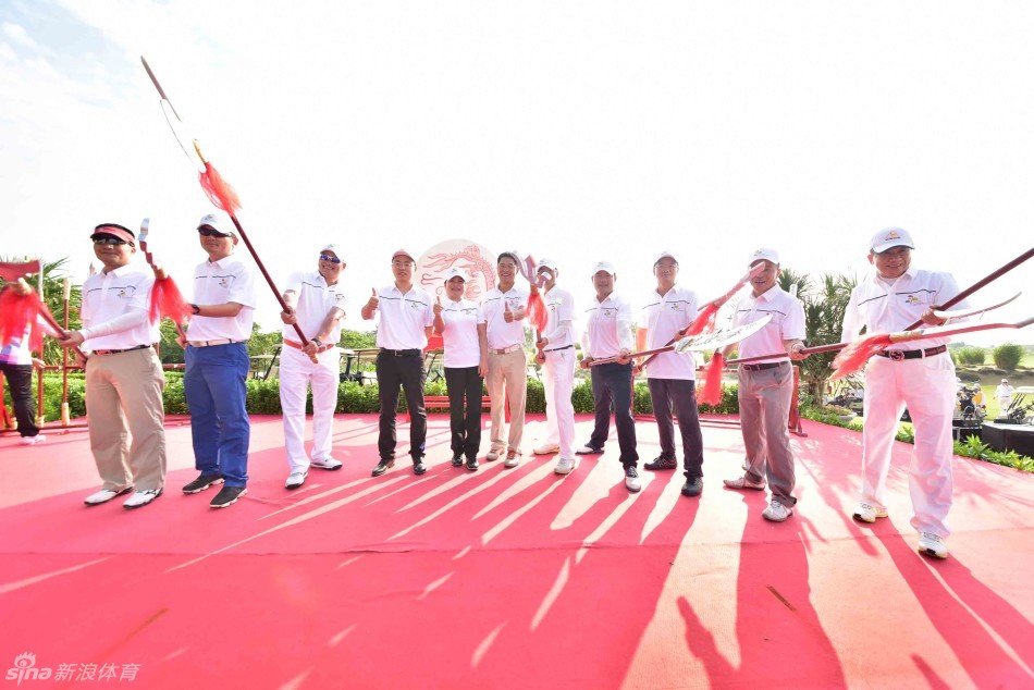 队长在赛前与队员围圈鼓舞士气，众人手叠在一起，展现坚不可摧的团队凝聚力