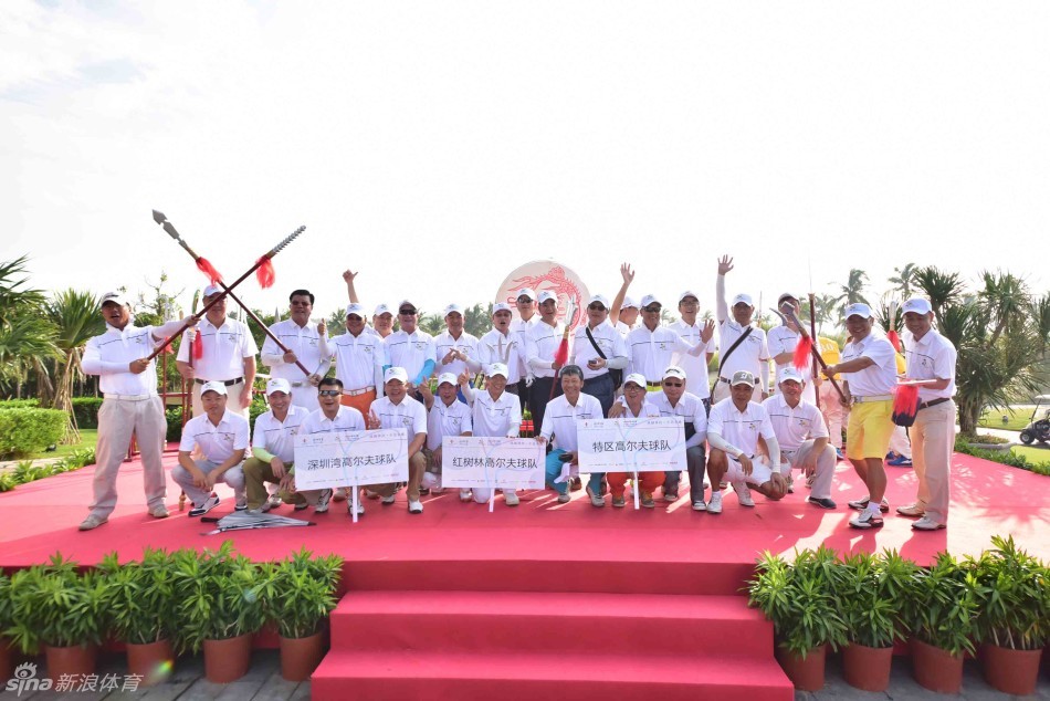 三亚金辉二队女将挥杆瞬间，白色球帽下目光如炬，身姿飒爽如出征的战士