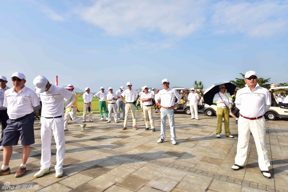 颁奖时刻，胜利队伍高举奖杯欢呼，笑脸与奖杯在阳光下熠熠生辉，共享荣耀瞬间