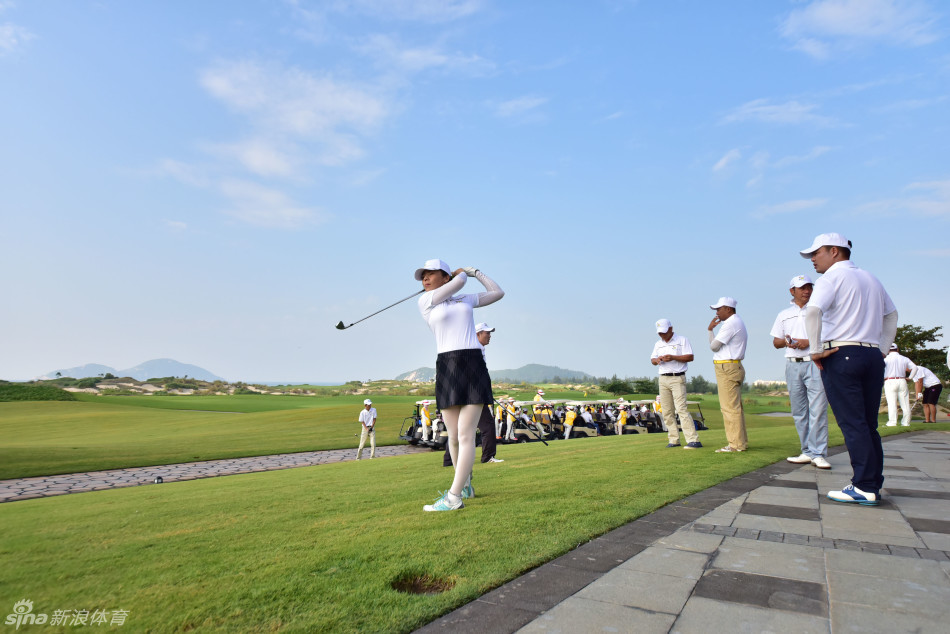 女选手侧身优雅推杆，背景是湛蓝的天空与宽阔的果岭，宁静中充满力量