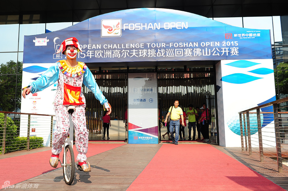 装饰华丽的花车上,三位身着优雅长裙的姑娘手持花束微笑致意,仿佛从童话中驶来