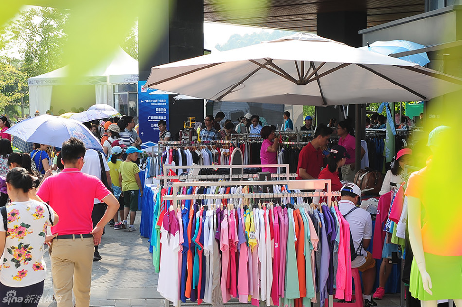 小朋友们在色彩缤纷的绘画区专注创作,画板上满是关于高尔夫与自然的奇思妙想