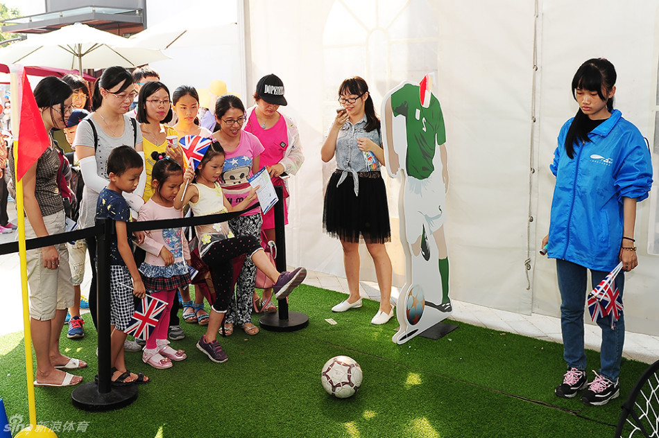 搞怪小丑们组成游行队伍穿过场地,其中一个正对着镜头做鬼脸,充满欢乐感染力