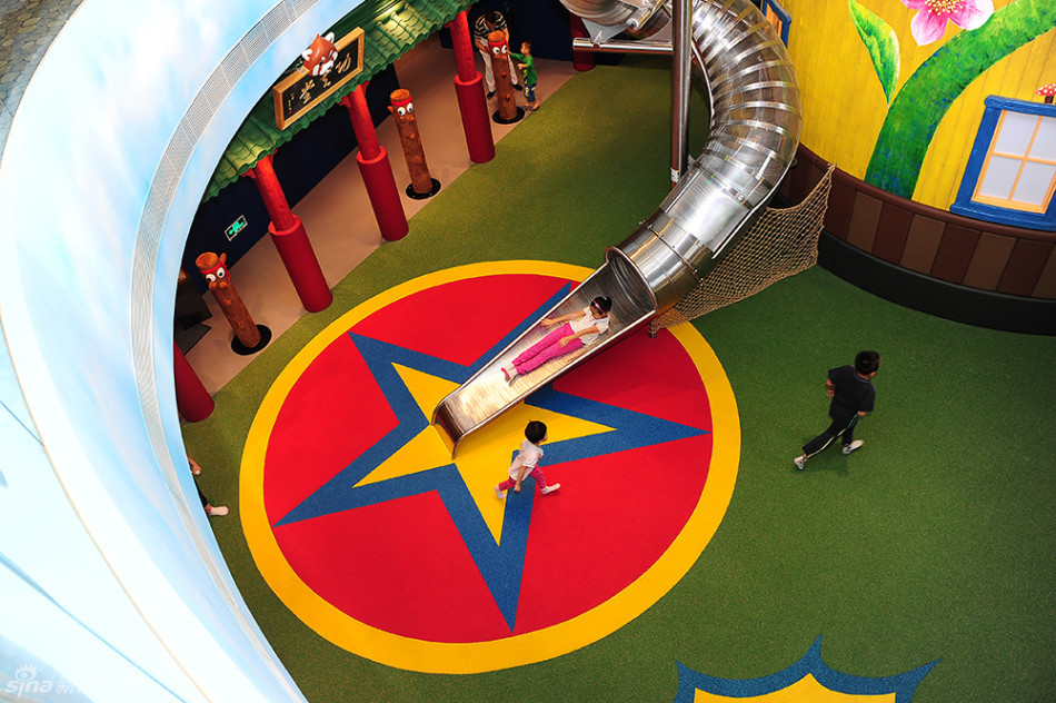 巡游表演全景,花车、小丑与欢乐的人群组成一幅流动的节日画卷