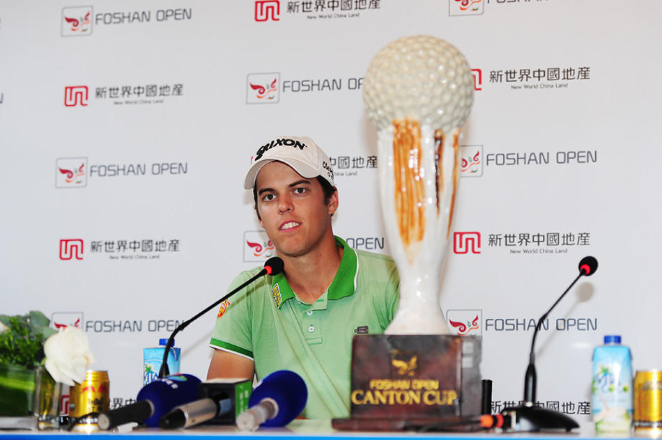 颁奖典礼上，一众嘉宾围绕在冠军博尔哈身旁，共同合影记录这一荣耀时刻