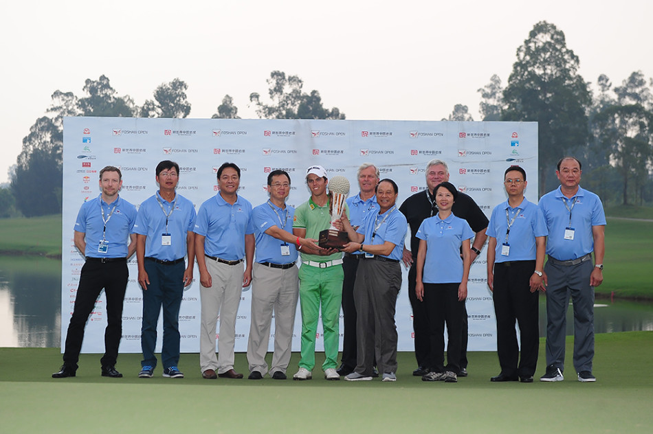 博尔哈再次深情低头亲吻奖杯，仿佛在与这份来之不易的荣誉进行无声的对话