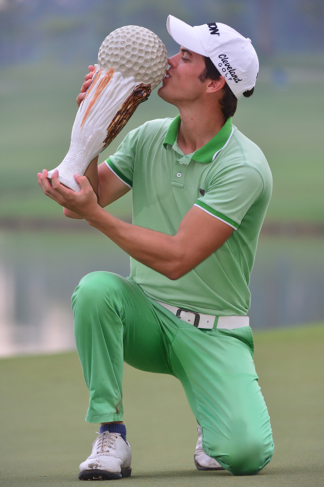 中国最佳球员张蕙麟在球道上优雅开球，动作流畅而专注