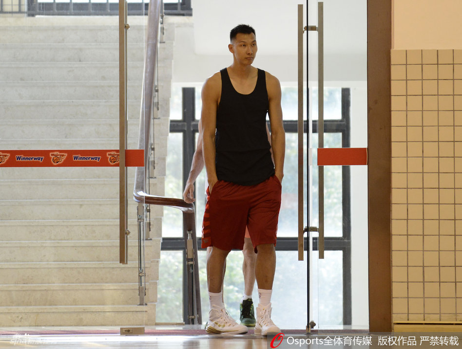 在一次模拟对抗中，易建联完成了一记漂亮的勾手投篮，手腕的柔和手感与高大的身材形成完美结合，篮球划出美妙的弧线。