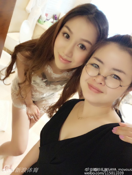 镜头下的陈露笑容恬静，身穿简约白色连衣裙，低头浅笑间流露出温婉贤淑的气质，完美诠释了什么是‘CBA最靓丽的风景线’。