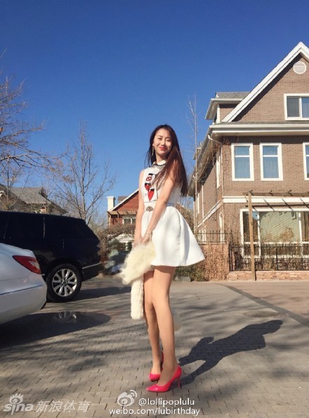 陈露双手轻托香腮，面带微笑，那份从容与自信透过屏幕扑面而来，仿佛在告诉世人，岁月从不败真正的美人。