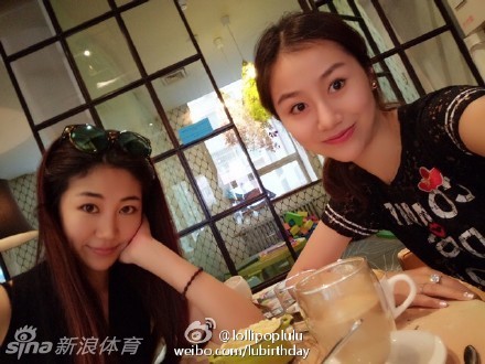 即便只是简单的日常照，陈露也能穿出超模范儿，纤细的腰肢和修长的身形，让她无愧于‘CBA最美太太’这个曾经的称号。