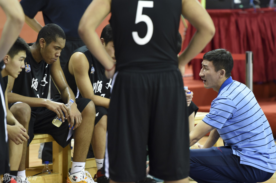 丘天在青运村的宿舍里，与身旁的队友面对面轻松交谈，脸上洋溢着属于年轻人的开朗笑容，氛围融洽。