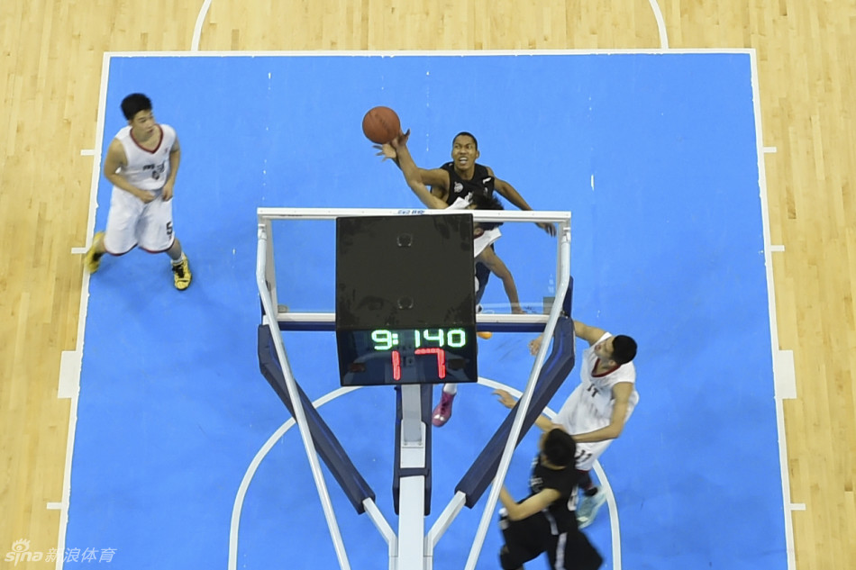 安静的宿舍里，丘天坐在书桌前，认真地在本子上记录着比赛心得，桌角摆放着水杯，画面静谧而专注。