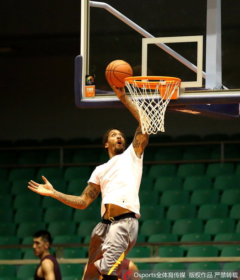 凯撒将队员召集到一起，他蹲下身子，用手指在地板上画着战术路线，比斯利和队友们围成一圈，俯身听得聚精会神。