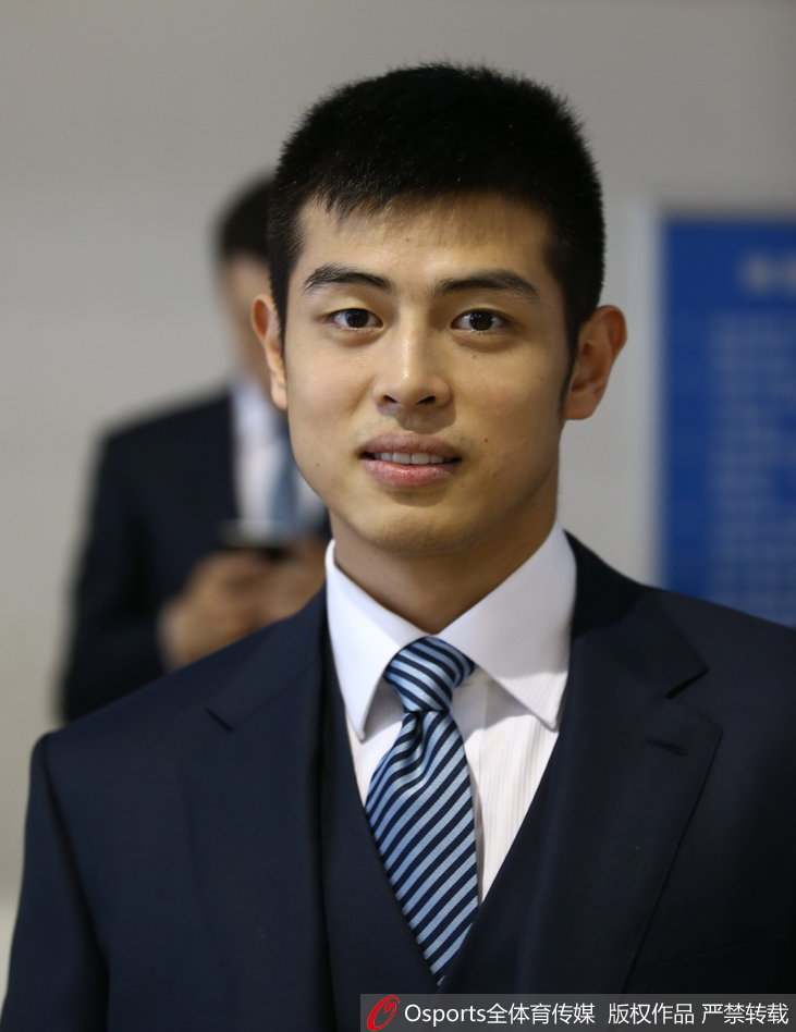 闵鹿蕾指导端坐在化妆镜前，任由造型师为他整理发型，虽然表情有点无奈，但眼神中却透着笑意，展现出铁帅难得的柔和一面。