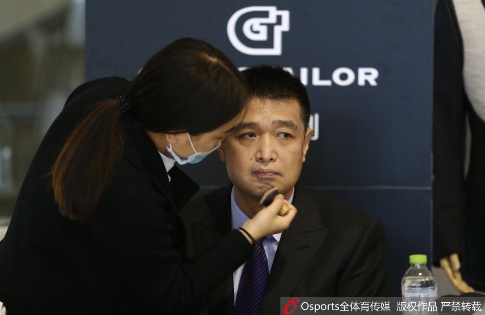 马布里与孙悦并肩而立，背景是拍摄用的高光灯，马布里手指镜头，孙悦则侧身微笑，两人默契十足，眼神中充满了对彼此的信任。