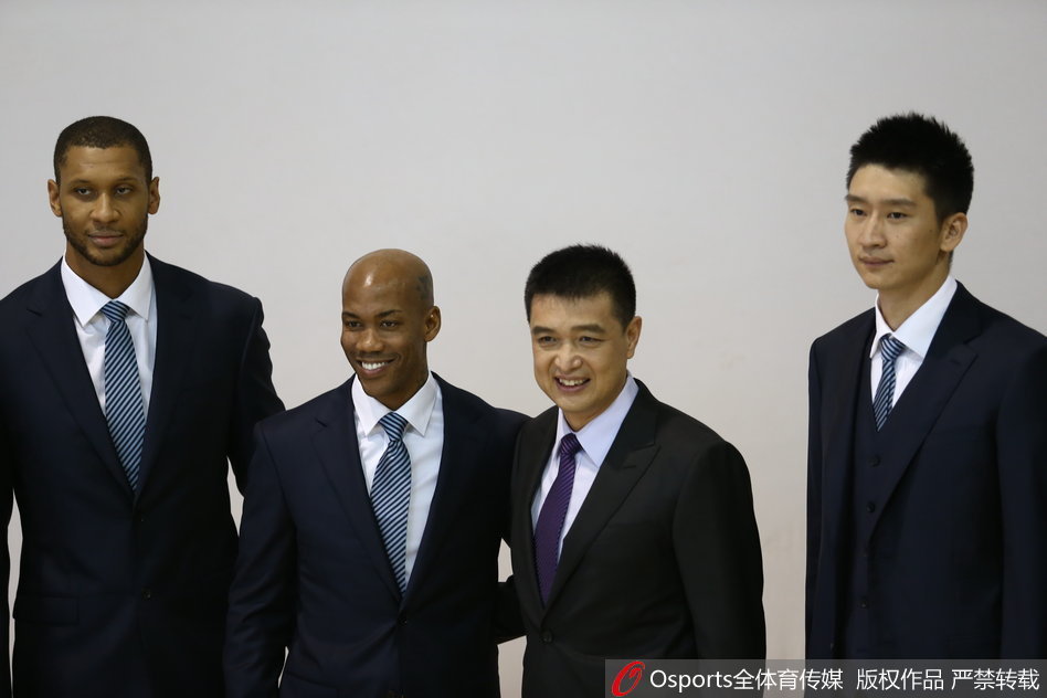 莫里斯双手插袋，独自站在背景板前，脸上带着一丝慵懒的酷劲，仿佛在说：虽然有点累，但拍张酷照还是轻而易举的。