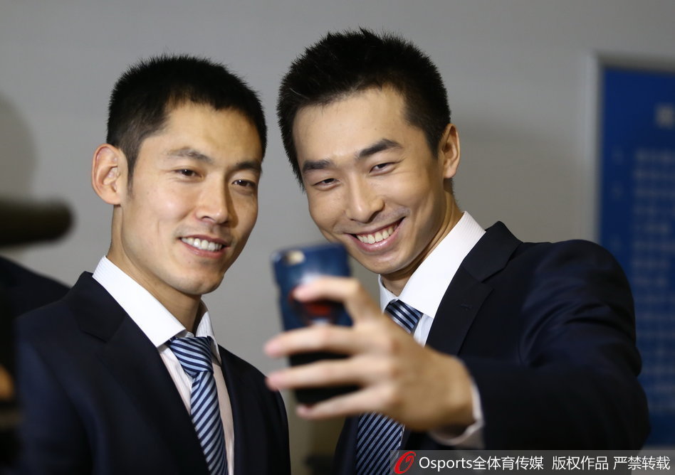 孙悦面对镜头开怀大笑，眼角的鱼尾纹都透着笑意，身旁的队友也被他感染，整个采访区充满了轻松愉快的氛围。