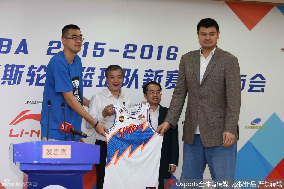 身披上海男篮新赛季战袍的刘晓宇在发布会现场接受媒体采访，面对话筒与镜头，他神情专注而坚定，这位曾经的广东宏远国手将在上海开启职业生涯的新篇章。