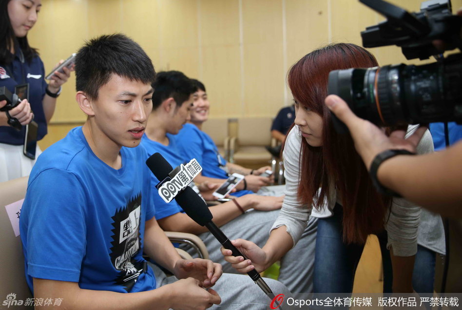 作为球队老板的姚明在新赛季发布会上正式发言，他神情认真又不失亲和，正对麦克风阐述球队的重建理念与新赛季的展望。