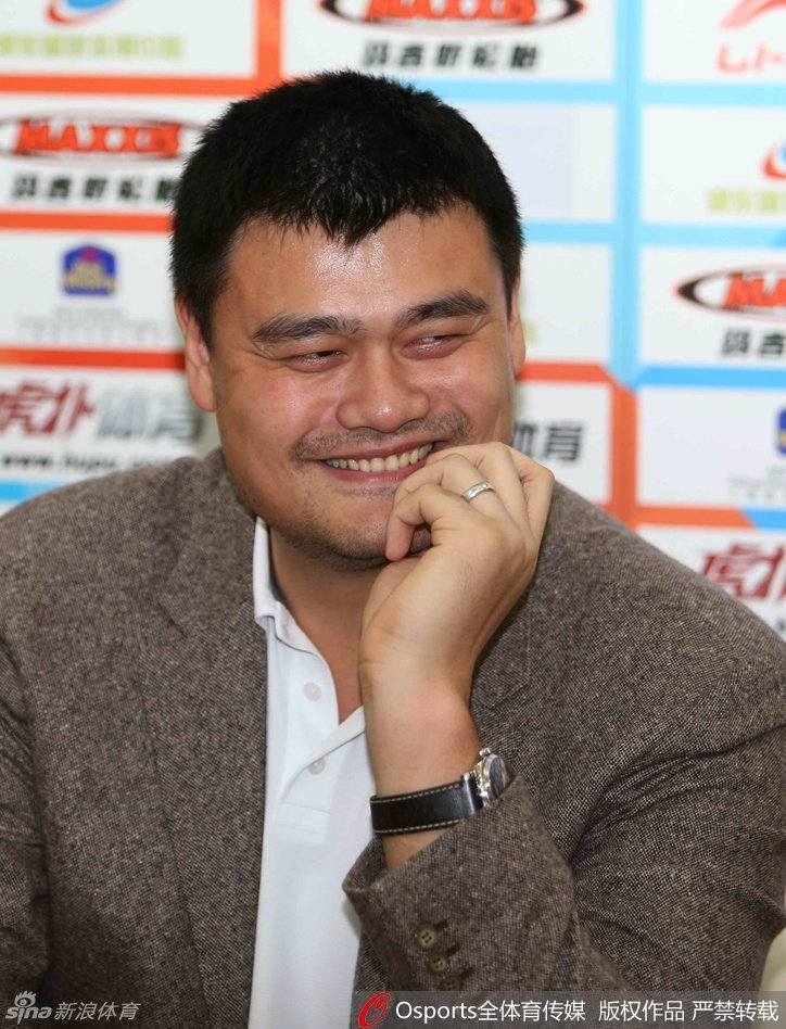 姚明在新赛季发布会上开怀一笑的瞬间，面对记者们的长枪短炮，他显得格外轻松，身后的大屏幕预示着大鲨鱼即将开启的全新征程。