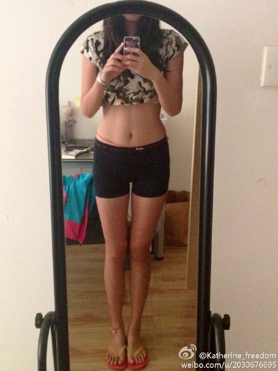 球场上，女裁判正全神贯注地进行判罚，她的动作标准有力，与场上球员的良好沟通展现了她专业的赛场执法能力。