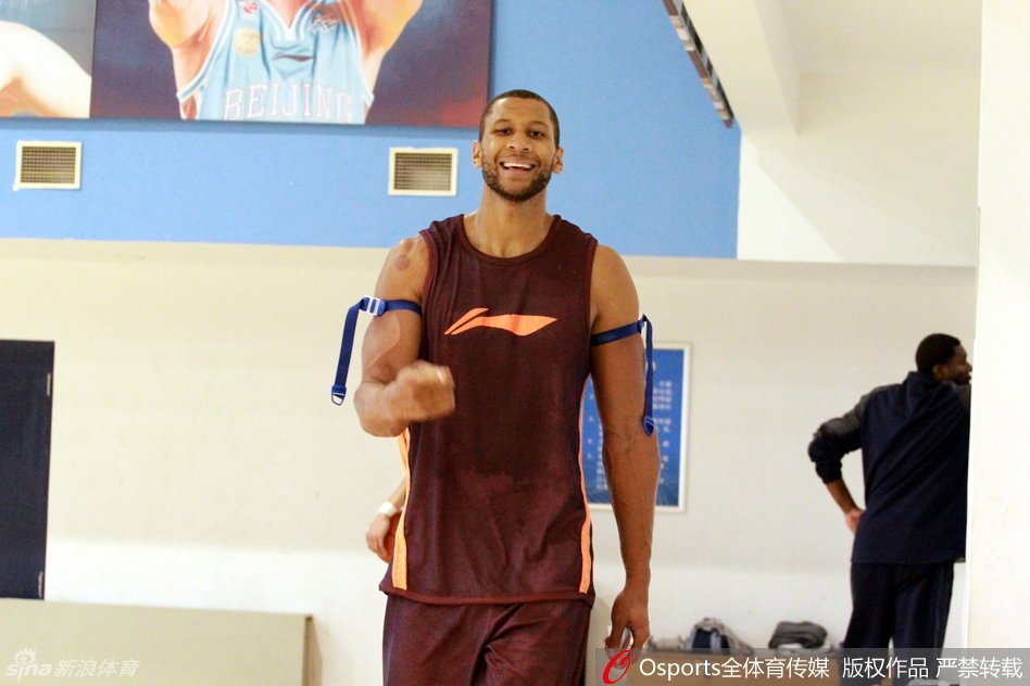 大外援兰多夫·莫里斯在训练间隙神情放松，嘴角带着一丝微笑，似乎对即将到来的新赛季胸有成竹。他在内线的扎实脚步和柔和手感，依然是北京队攻城拔寨最倚重的武器。