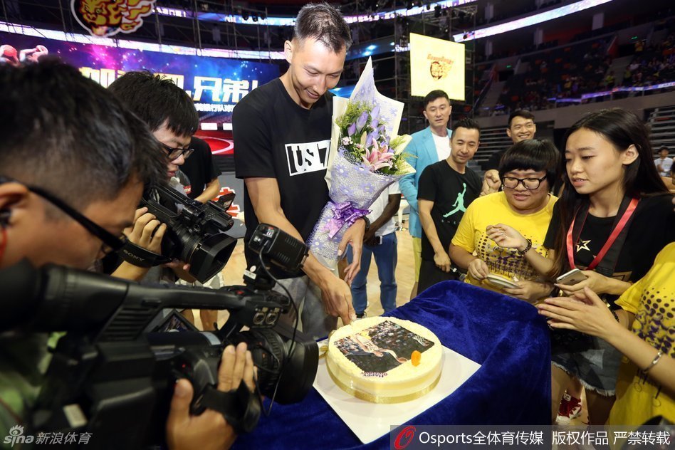 宏远核心易建联在嘉年华现场难掩好心情，他面带灿烂笑容与主持人互动，眼神中流露出对球迷热情支持的感动与珍惜。