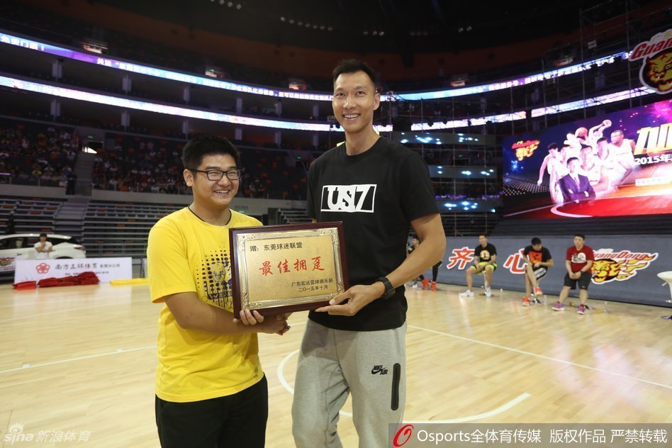 面对媒体的话筒，易建联在嘉年华现场畅谈新赛季，他表示与新援迪奥古的技术特点十分契合，自己已做好准备，将带领球队向总冠军发起冲击。