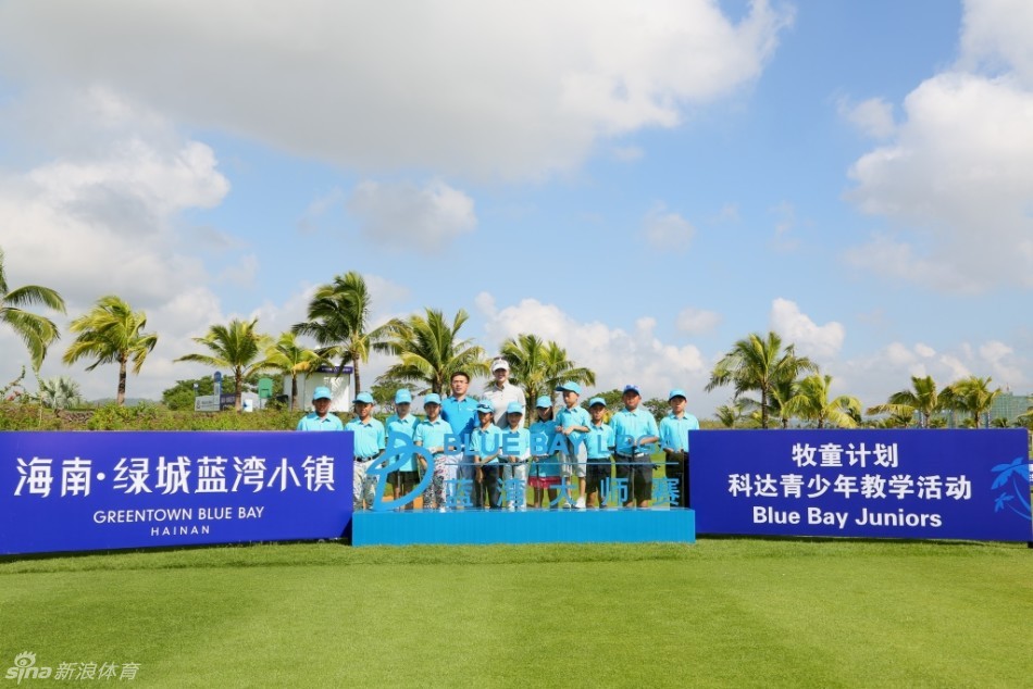 科达单膝跪在草地上，与围坐一圈的小球员们平等对话，分享着自己的运动生涯与人生感悟。