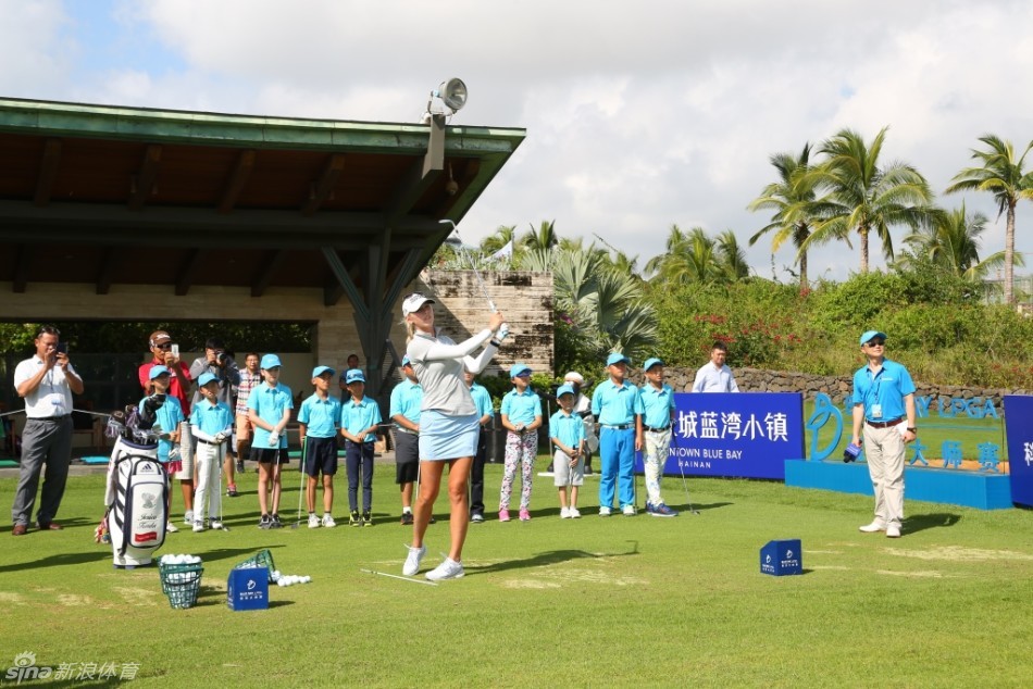 活动现场，科达与一位小球员开心击掌庆祝，笑容洋溢在两人脸上，瞬间定格了鼓励与成功的喜悦。