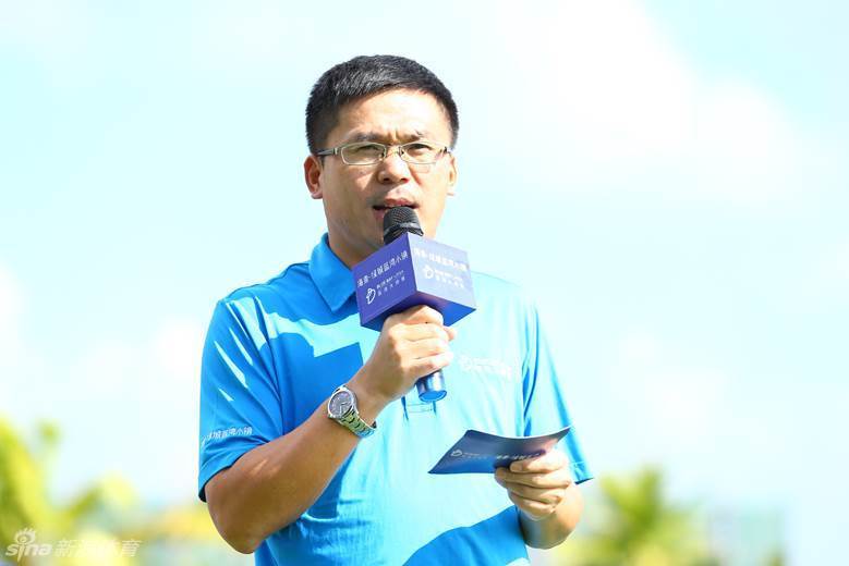 小球手们在练习果岭上专注地推杆，蓝天白云下的绿草地映衬着他们稚嫩却认真的身影。