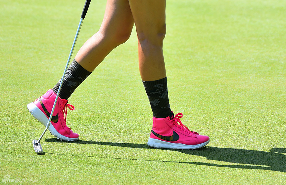 世界第二朴仁妃优雅完成一记推击,动作流畅而稳定,尽显顶尖球手的风范与掌控力。