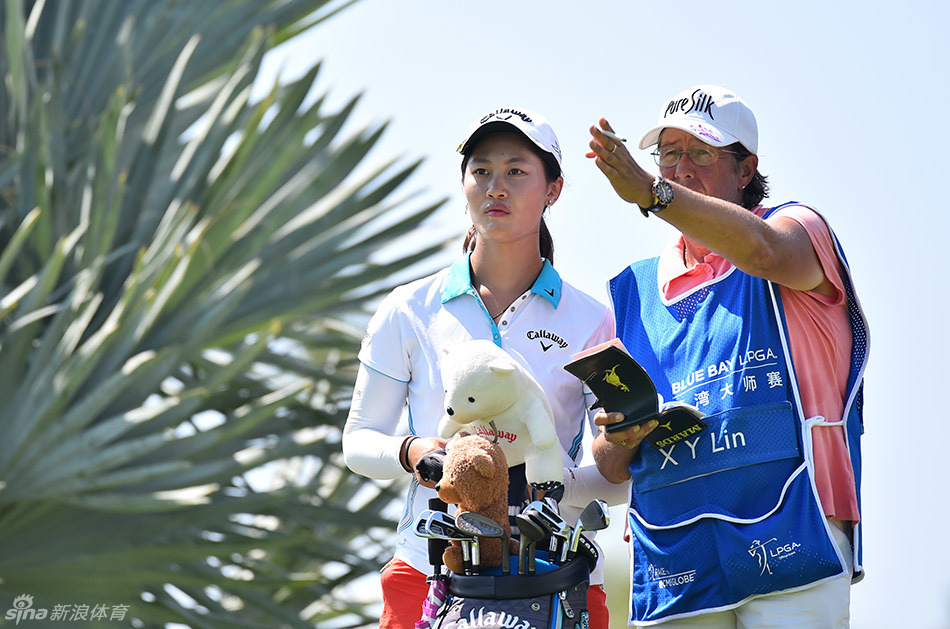 冯珊珊在开阔的球道上专注凝视远方,微风拂动她的衣角,手中球杆紧握,仿佛在计算着下一击的精确落点。