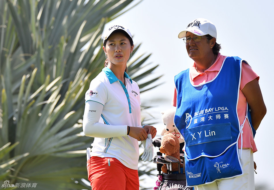 林希妤在果岭上仔细阅读推杆线路,她单膝跪地,神情无比专注,果岭的起伏尽在她眼中。