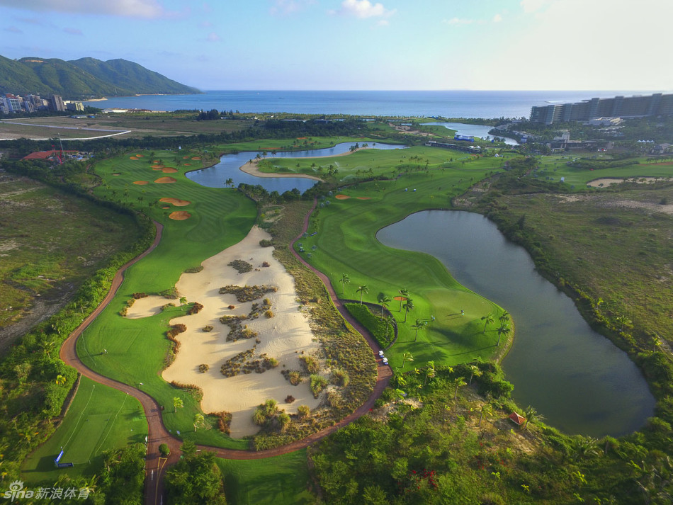 球手站在悬崖边的发球台凝神准备，脚下是波涛拍岸的蔚蓝海洋，这一击需要将勇气与技术完美结合，以征服眼前壮丽的自然障碍。