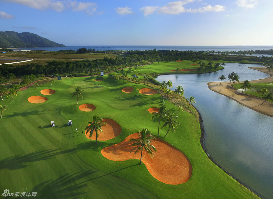 蜿蜒漫长的海岸线紧贴着翠绿球场的边缘，白色浪花轻柔地拍打着沙滩，形成一道动与静完美交融的边界线。