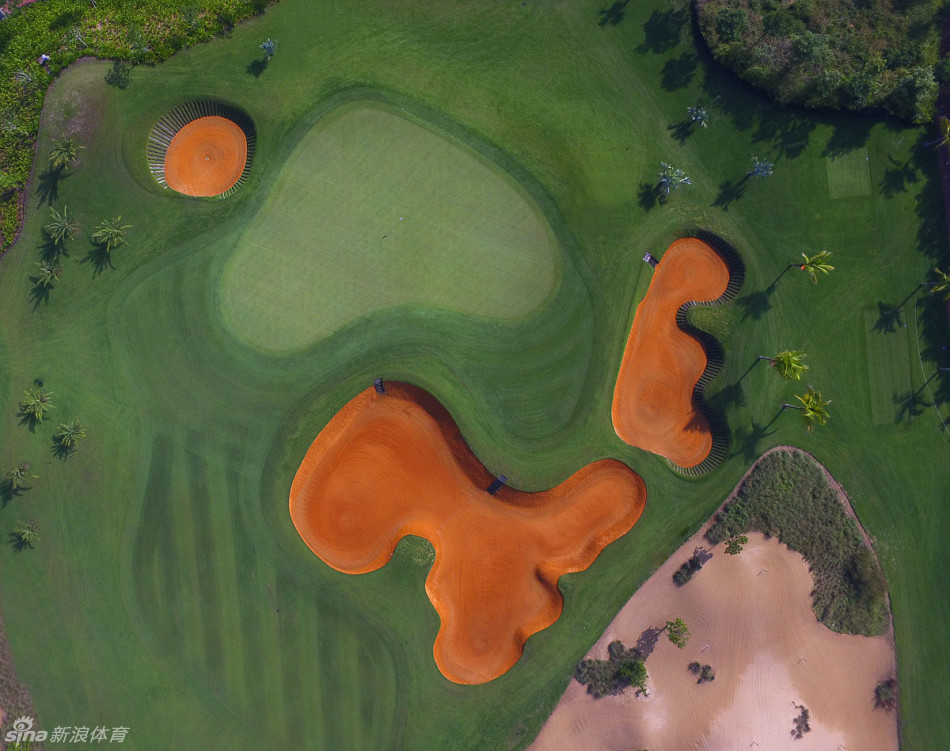 夕阳西下，金色的余晖洒满整个心形果岭与周边沙坑，为这充满挑战与浪漫的一洞披上了温柔而宁静的落幕纱衣。