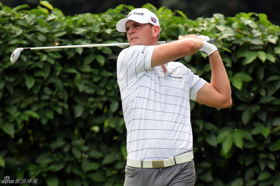 美国名将布兰登-斯蒂尔在球道上专注凝视，他正与对手并列领先，目光如炬地筹划着关键一击。