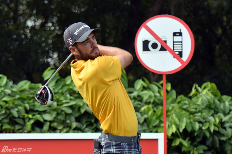 老将斯图尔特·辛克在起伏的球道中果断击球，经验丰富的他懂得如何征服艰难的球场布局。